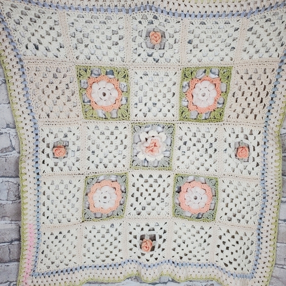 Vintage Handknit 3D Granny Square Cottagecore Lap Crib Blanket  Cream Peach - Picture 6 of 9